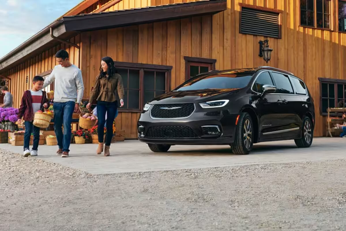 Chrysler Pacifica Hybrid Vs. Toyota Sienna Hybrid Interior Comparison cont