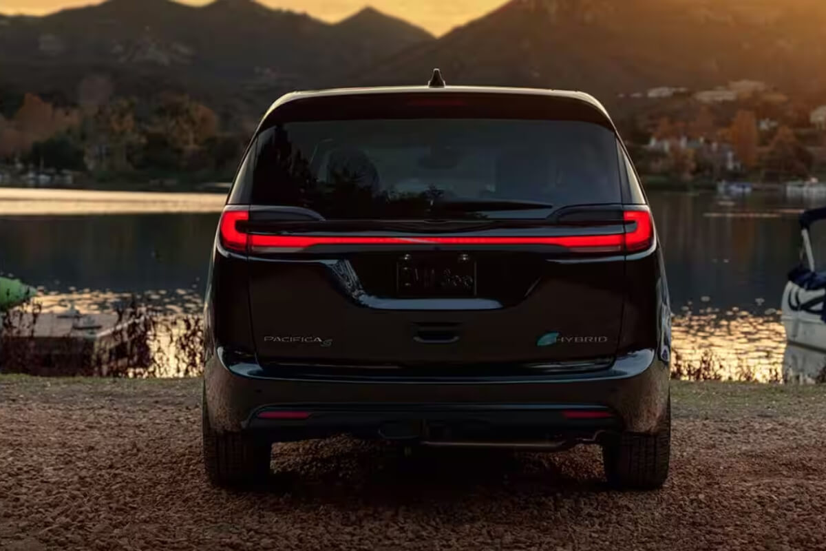 Chrysler Plugin Hybrid Image