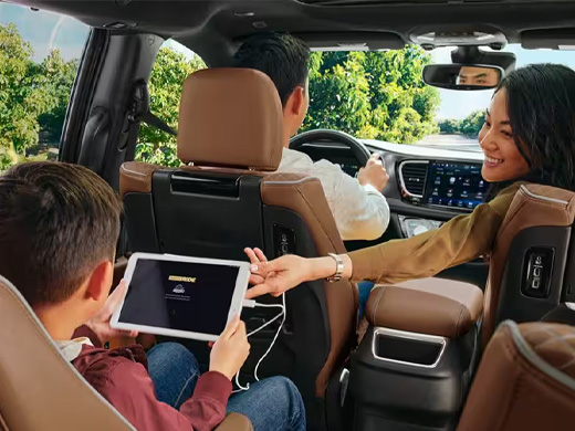 Hybrid vs. Plug-In Hybrid Minivan Image 03