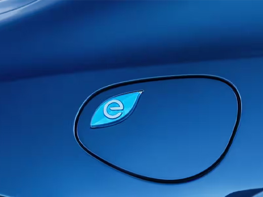 Hybrid vs. Plug-In Hybrid Minivan Image 05