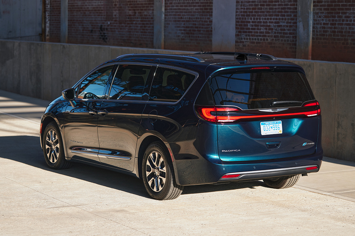 Hybrid vs. Plug-In Hybrid Vehicles: The Main Differences