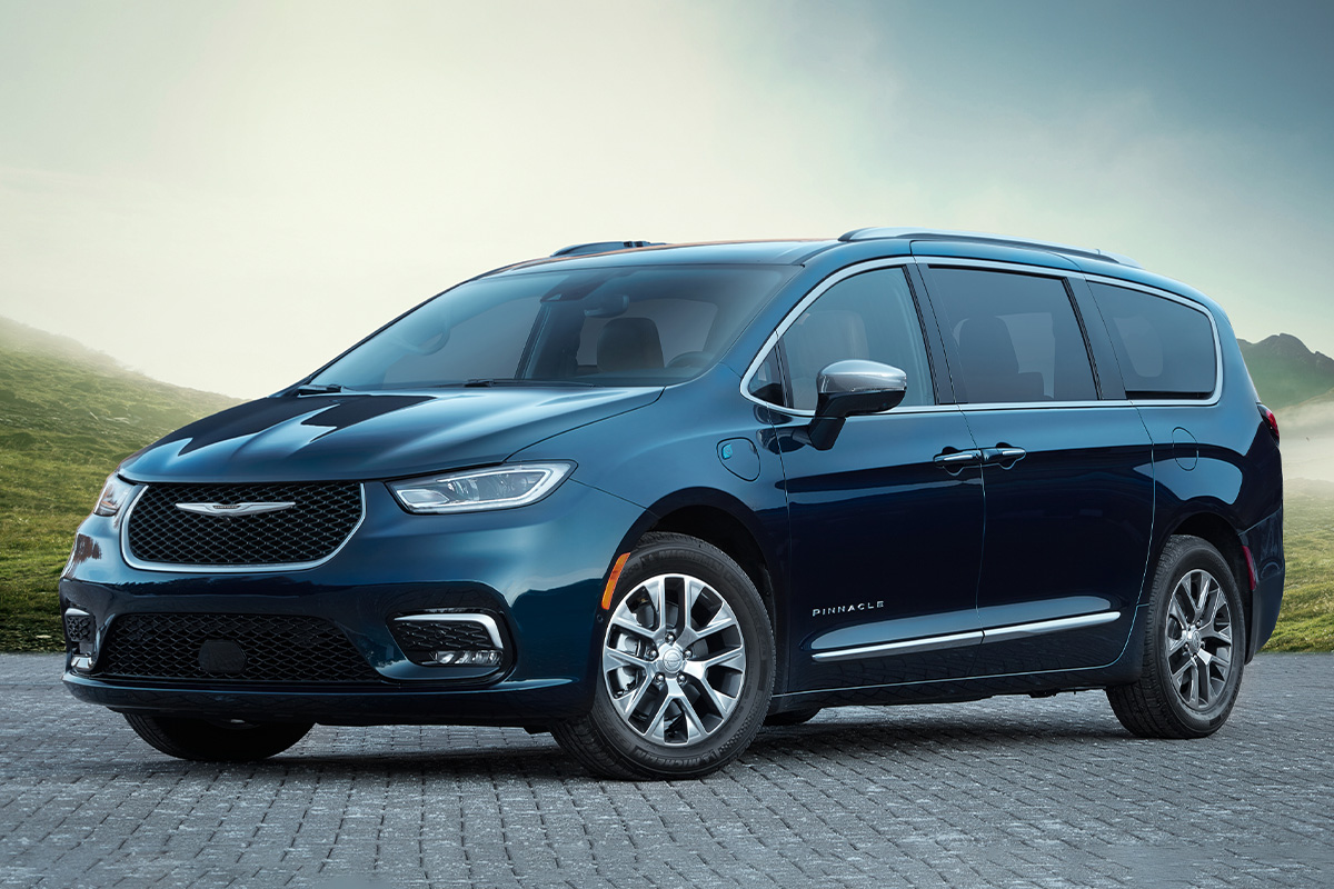Hybrid vs. Plug-In Hybrid Minivan Image 02