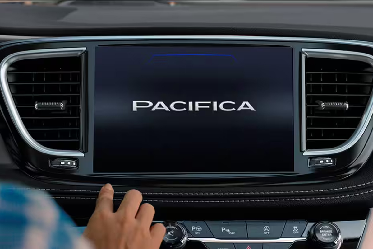 2024 Chrysler Pacifica Hybrid Image 05